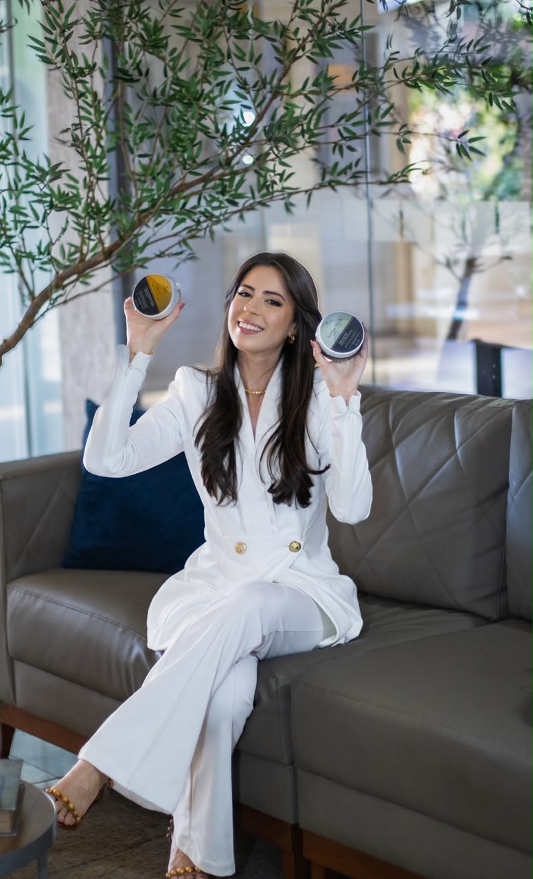 Leticcia apresentando produtos de cuidados estéticos