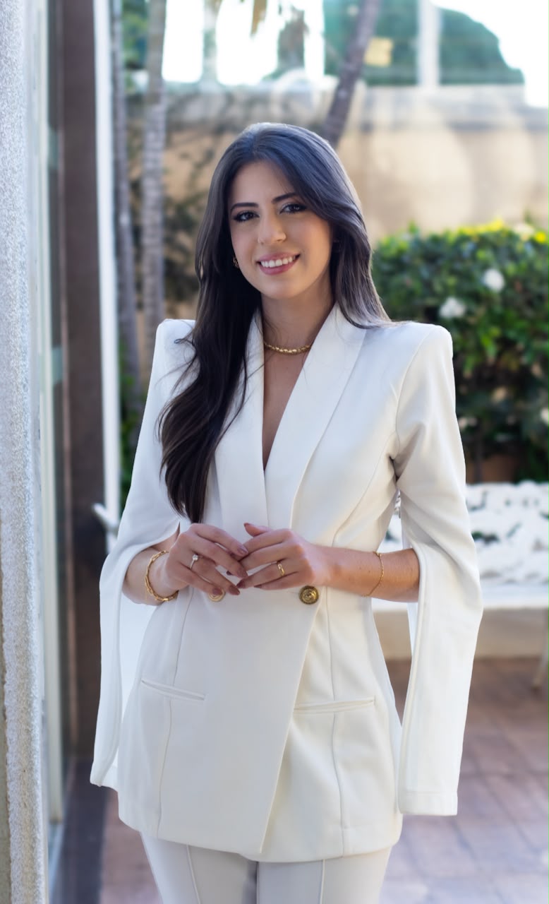 Leticcia Kozlowski, esteticista e cosmetóloga, em retrato profissional